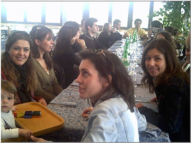 Tavolata al ristorante. Lato Emma... 
Donzelle di ogni nazionalit