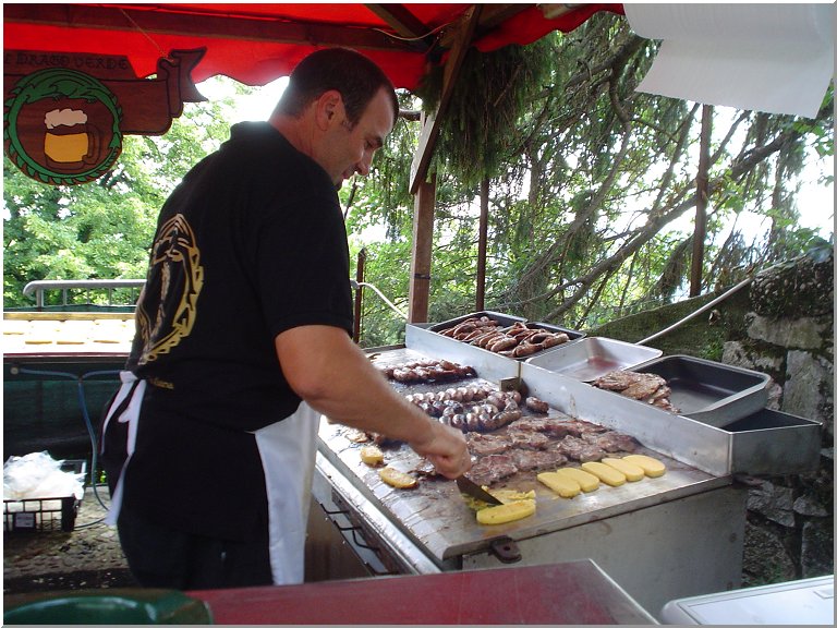 Arrivando in tempo per la seconda colazione... approfittiamo direttamente 
della cucina di Omorzo... Mo guardate quanto ben di Dio!! :P